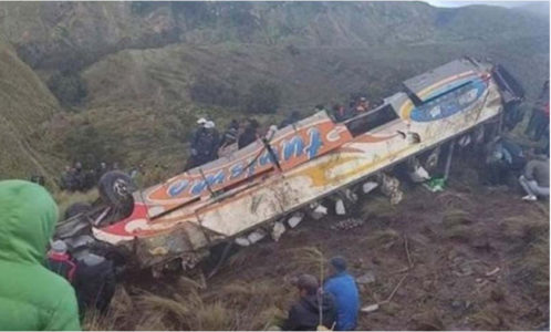 AUTOBUS SMRTI! Pun putnika SLETIO SA PUTA i pao u DUBOKU  PROVALIJU, 11 osoba poginulo