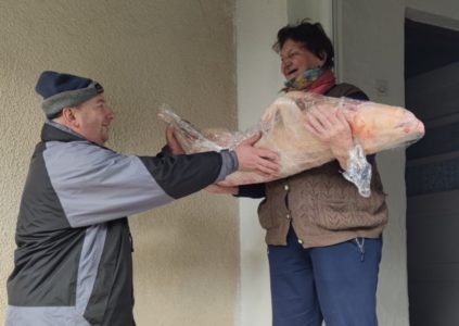 DARIVANJE JE RADOST! Pečenice i pomoć dobilo 25 siromašnih porodica, a svi OSNOVCI po 50 KM da sebi kupe poklon za Božić!