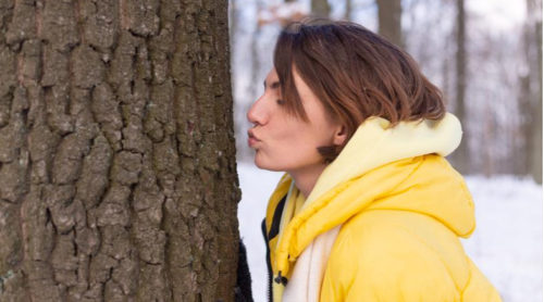 BIZARNO! VOLI OSJEĆAJ KORE NA KOŽI! Žena se zaljubila u drvo, planira i vjenčanje! (VIDEO)