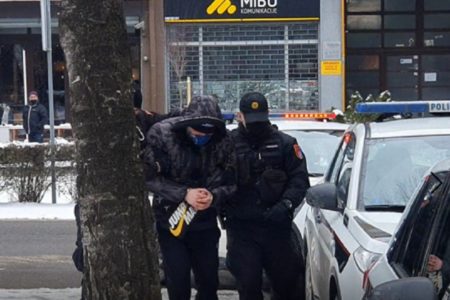 OSUMNJIČENA LICA za ubistvo Lukača predata su u Tužilaštvo! Jedan privedeni dobacio novinarima: „Selfi, a?“ (VIDEO)