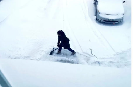 POLITIČAR PROŽIVLJAVA JAVNI LINČ ZBOG FOTOGRAFIJE SA TVITERA! Objavio da supruga na -18 čisti snijeg i „lavina“ je krenula (FOTO)