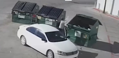 JEZIV SNIMAK! Majka izašla iz automobila i hladnokrvno bacila BEBU u kontejner (VIDEO)