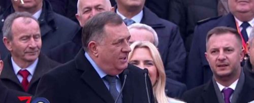SVEČANI DEFILE U BANJALUCI Dodik zapjevao „Pukni zoro“