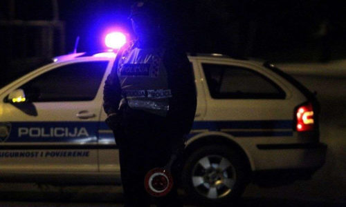 ŠOK! GOLA ŽENA BEZ BLAMA napala policajce u CENTRU grada! (FOTO)