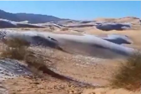U SAHARI PAO SNIJEG, prekrio pješčane dine! Ovo je peti PUT za 42 godine (VIDEO)