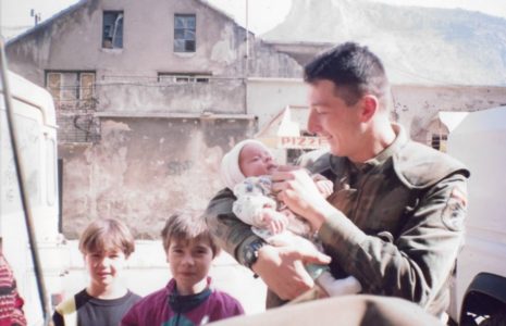 ŠPANSKI VOJNIK TRAŽI djecu sa kojom se igrao tokom misije u BiH! Dvije njegove FOTOGRAFIJE pokazuju sav besmisao rata!