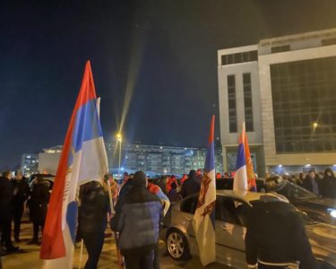 NOVI PROTESTI U CRNOJ GORI: Okupljeni podržavaju aktuelnu vlast, protiv MANJINSKE VLADE!