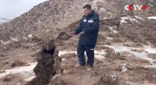 NEVJEROVATAN PRIZOR U KINI! Zemljotres napravio pukotinu u tlu od 22 kilometra! (VIDEO)