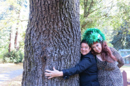 NAJBIZARNIJA EKO-PRIČA! Možda volite prirodu ali ne kao one: LGBT par VODI LJUBAV sa drvećem „Zemlja je naš ljubavnik“
