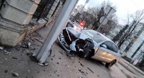 VOZAČ IZGUBIO KONTROLU U KRUŽNOM TOKU! Nesreća u centru Banjaluke, automobil završio NA CRKVENOJ OGRADI