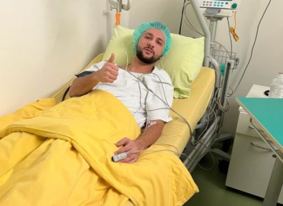 Denial Ahmetović nakon operacije ZAPJEVAO IZ BOLNIČKE POSTELJE! Pratioci oduševljeni, poželjeli mu BRZ OPORAVAK