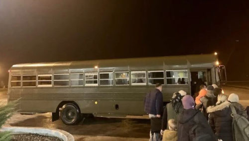 PUTNICI OSTALI BEZ TEKSTA! NA TUZLANSKOM AERODROMU prevozili ih u vojnim autobusima: „Unutra se nalaze daske!“ (FOTO)