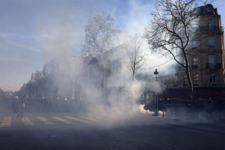 NA ULICAMA I OKLOPNA VOZILA! Neredi u Parizu trajali osam sati, i dalje napeto