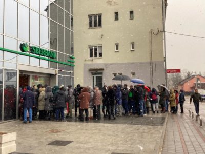 ČITAV ŽIVOT SAM ŠTEDIO, A SAD ĆU DA OSTANEM BEZ IČEGA Gužva ispred Sberbanke u Banjaluci, ima li razloga za paniku?! (FOTO/VIDEO)