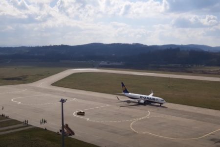 AVIONI PONOVO LETE SA MAHOVLJANA Obnovljena pista, kompanije objavile red letenja