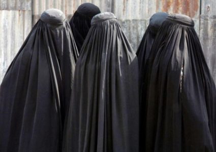TALIBANSKA PRAVILA Žene se moraju pokriti na poslu, makar i ćebetom
