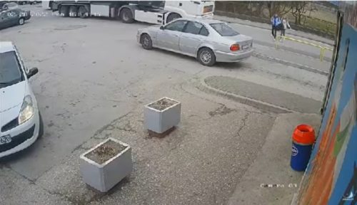 UZNEMIRUJUĆI VIDEO! Djevojčice izašle iz autobusa, pa ih udario kamion!