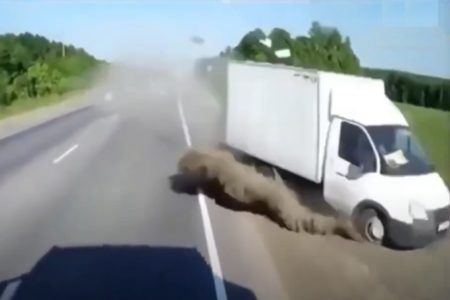 „EKSPERT“ za volanom kamiona USPIO SE SUDARITI sa više DESETINA AUTOMOBILA!