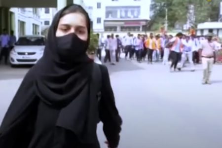 Djevojka postala SIMBOL OTPORA u Indiji, oko hidžaba!