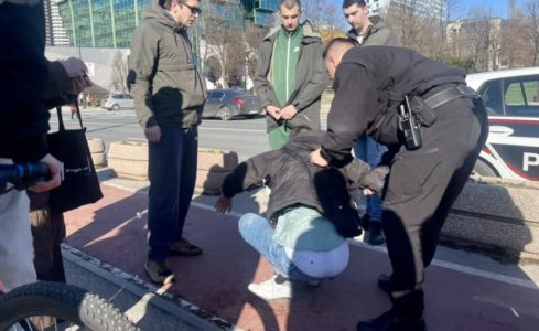DRAMA U SARAJEVU: Muškarac u po bijela dana na ulici napao dvije žene, savladali ga prolaznici!