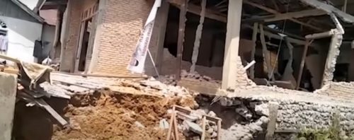POGINULO NAJMANJE SEDAM OSOBA Snažan zemljotres pogodio Sumatru, srušene kuće i škole (VIDEO)