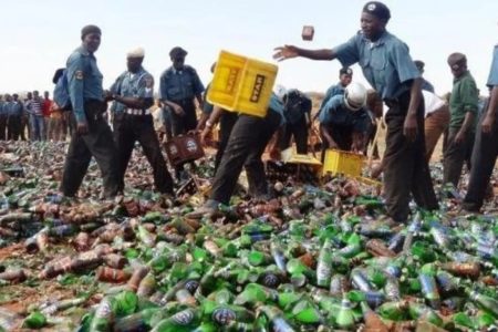 ŠERIJATSKA POLICIJA NEUMOLJIVA! Buldožerima uništili skoro ČETIRI MILIONA flaša piva (FOTO)