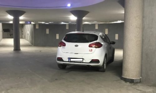 VRHUNAC PRIMITIVIZMA: U Sarajevu parkirao automobil ispod kružnog toka!