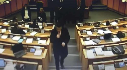 NA PAUZI SJEDNICE O ZABRANI PUŠENJA Čampara zapalio cigaretu u sali Doma naroda Parlamenta FBiH