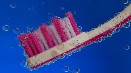 STRUČNJACI OTKRIVAJU TRIKOVE Evo kako se pravilno čisti četkica za zube