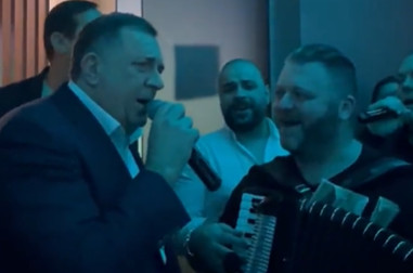ALI METAR MOGA SELA, AMERIKA CIJELA Dodik ne mari za sankcije, ponosno zapjevao! (VIDEO)