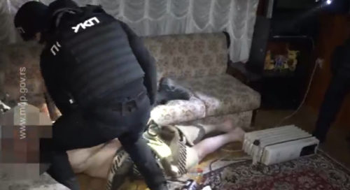 SPEKTAKULARNA AKCIJA Evo kako je policija uhapsila bombaša iz Pančeva, „ovnom“ razvalili vrata (VIDEO)