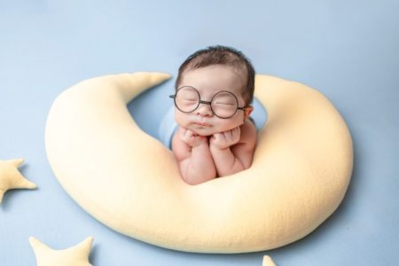 POJAVIO SE NAJNOVIJI TREND U KINI: Roditelji bebama stavljaju kacige kako bi im oblikovali glavu?