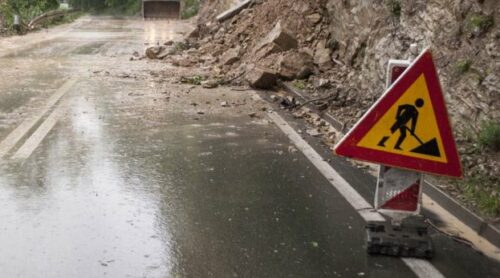 VOZAČI, OPREZ Obilna kiša aktivirala klizište na magistralnom putu prema Kozarskoj Dubici