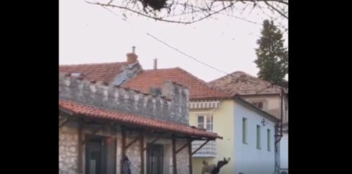 AMERIKANAC U TREBINJU POKUŠAO raditi sklekove na krovu kuće i pao! (VIDEO)