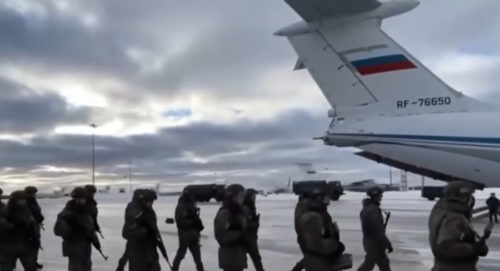 SKINUTA ZASTAVA RUSIJE Evo kako je izgledala evakuacija diplomata iz Kijeva (VIDEO)
