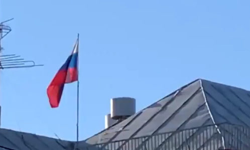 SKINUTA ZASTAVA RUSIJE Evo kako je izgledala evakuacija diplomata iz Kijeva (VIDEO)