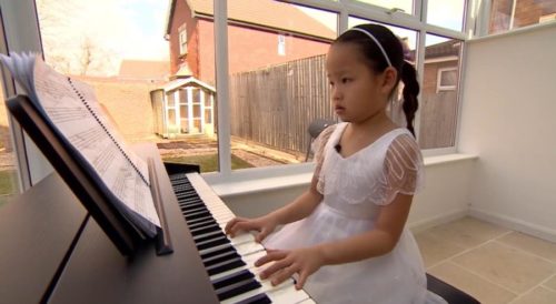 DJEVOJČICA MUZIČKI GENIJE Sa 5 godina svira klavir kao profesionalac (VIDEO)