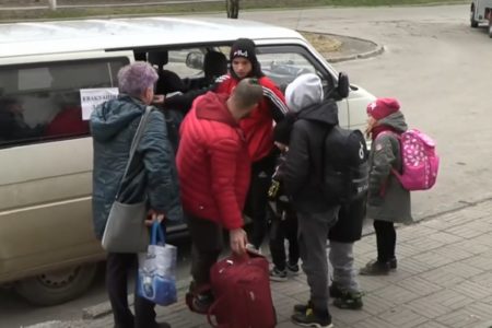 INFORMATIČKI STRUČNJAK NAPUSTIO POSAO kako bi prevozio ljude iz Ukrajine u Poljsku! (VIDEO)