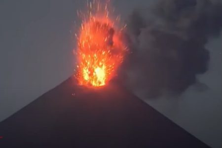 APOKALIPTIČNE SCENE NA HAVAJIMA Najveći vulkan na svijetu izbacuje lavu 60 metara u visinu (VIDEO)