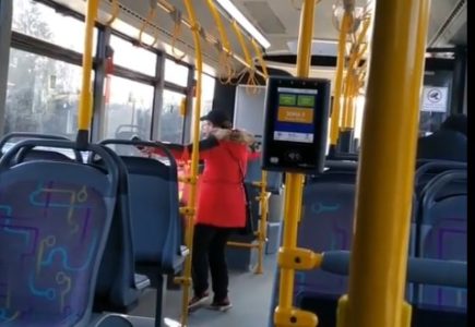 BAKA STAVILA SLUSALICE i uz omiljenu pjesmu zaigrala u gradskom prevozu! (VIDEO)