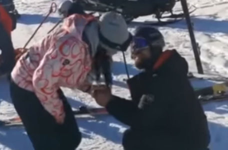 NESVAKIDAŠNJA PROSIDBA! Mladić na Bjelašnici odglumio povredu pa uz pomoć GSS zaprosio djevojku (VIDEO)