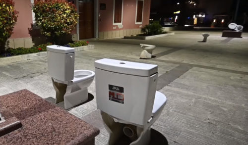 BIZARAN PERFORMANS! WC šolje ispred gradske uprave u Biogradu (FOTO/VIDEO)