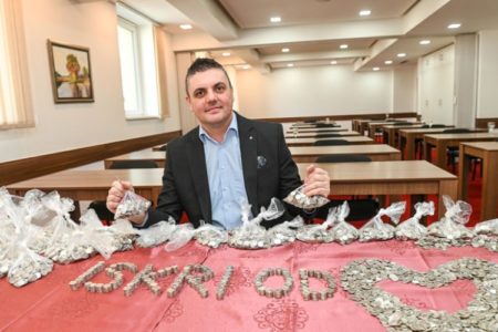 KAPA DO PODA! Konobar ušteđevinu od 20.000 kovanica darivao najmlađim borcima