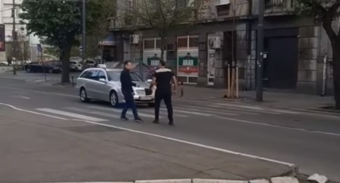 NEVJEROVATNA SCENA NASILJA! Taksista ga provozao na haubi poslije svađe (VIDEO)