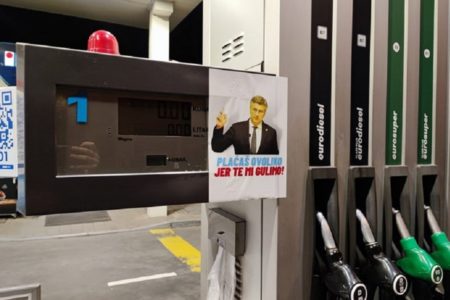 HRVATI LJUTI NA PLENKOVIĆA: Osvanuli posteri sa natpisom po benzinskim pumpama! (FOTO)