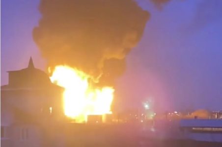 DA LI JE GREŠKA PRI RADU? Zapaljeno skladište nafte u ruskom gradu Belgorodu (VIDEO)