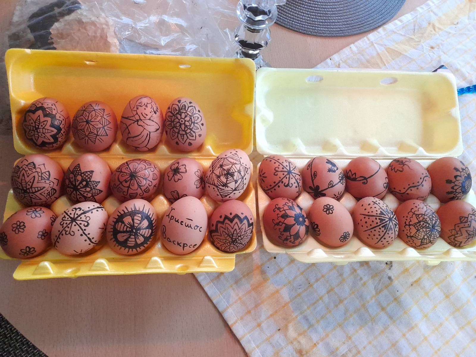 djeca farbanje jaja pisaljkom