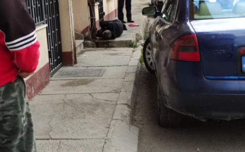 BIZARNA NESREĆA U KAKNJU! Sa podzida pijan pao na auto (FOTO)