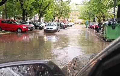 OLUJNO NEVRIJEME PROTUTNJALO VOJVODINOM: U Petrovcu vjetar čupao stabla, novosadske ulice poplavljene (VIDEO)