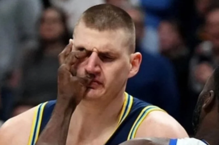 PRLJAV POTEZ OMRAŽENOG NBA IGRAČA: U prvoj minuti Grin Jokiću gurnuo prst u oko! (VIDEO)